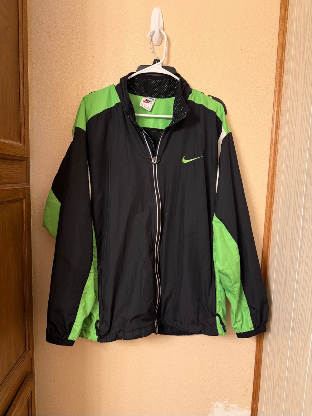 Nike Black and Green Men's Lightweight Windbreaker Jacket